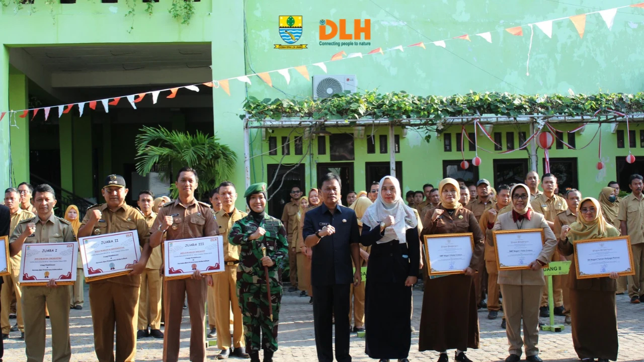 Wali Kota Cirebon Serahkan SK Kader Lingkungan Hidup dan Penghargaan Lingkungan Hidup Tahun 2026, Tegaskan Komitmen Cirebon Clean and Green