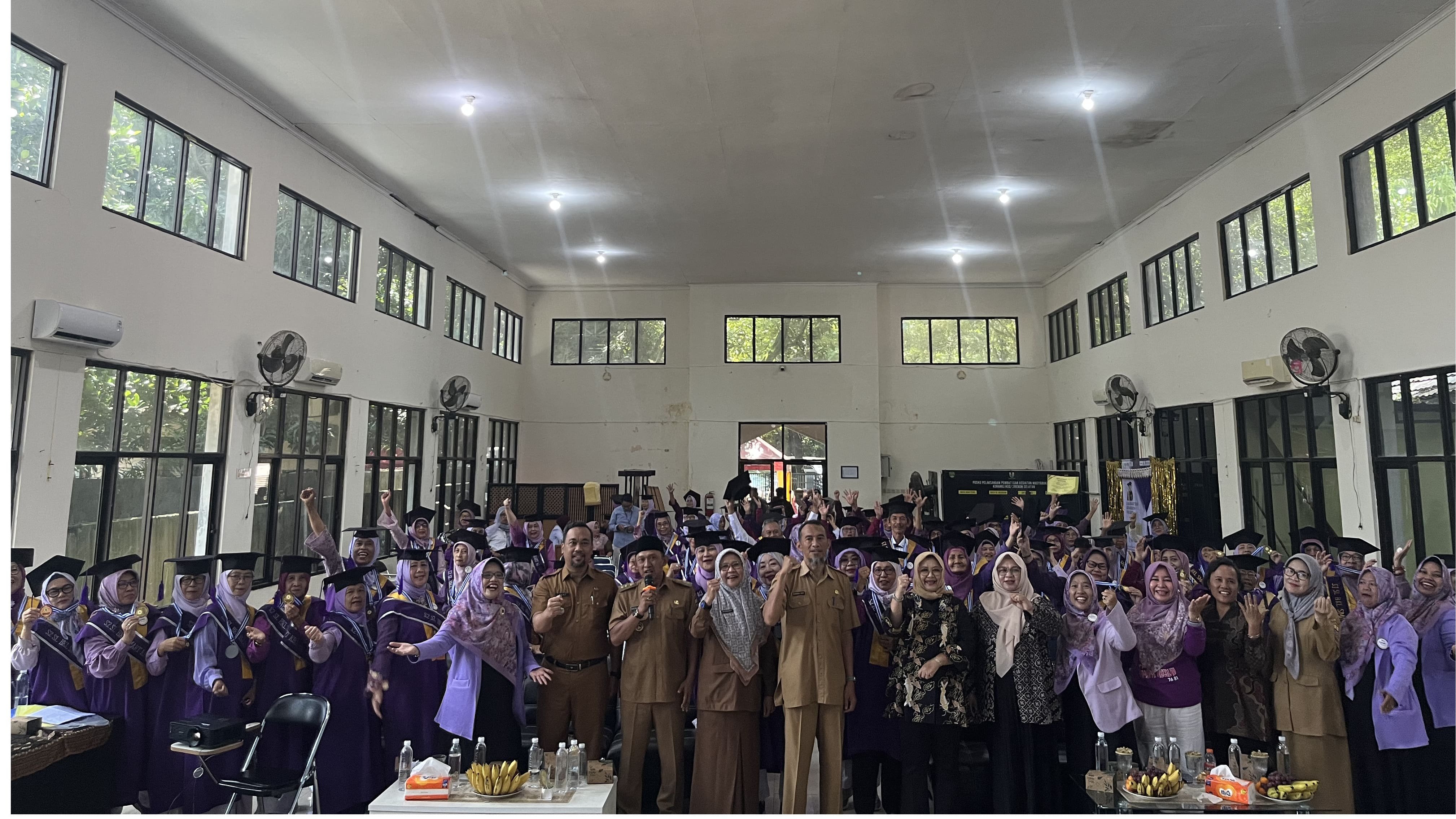 Inspiratif, Namun Perlu Diperkuat: Wisuda Sekolah Lansia Smart Kecapi dan Agenda Kota Cirebon Ramah Lansia