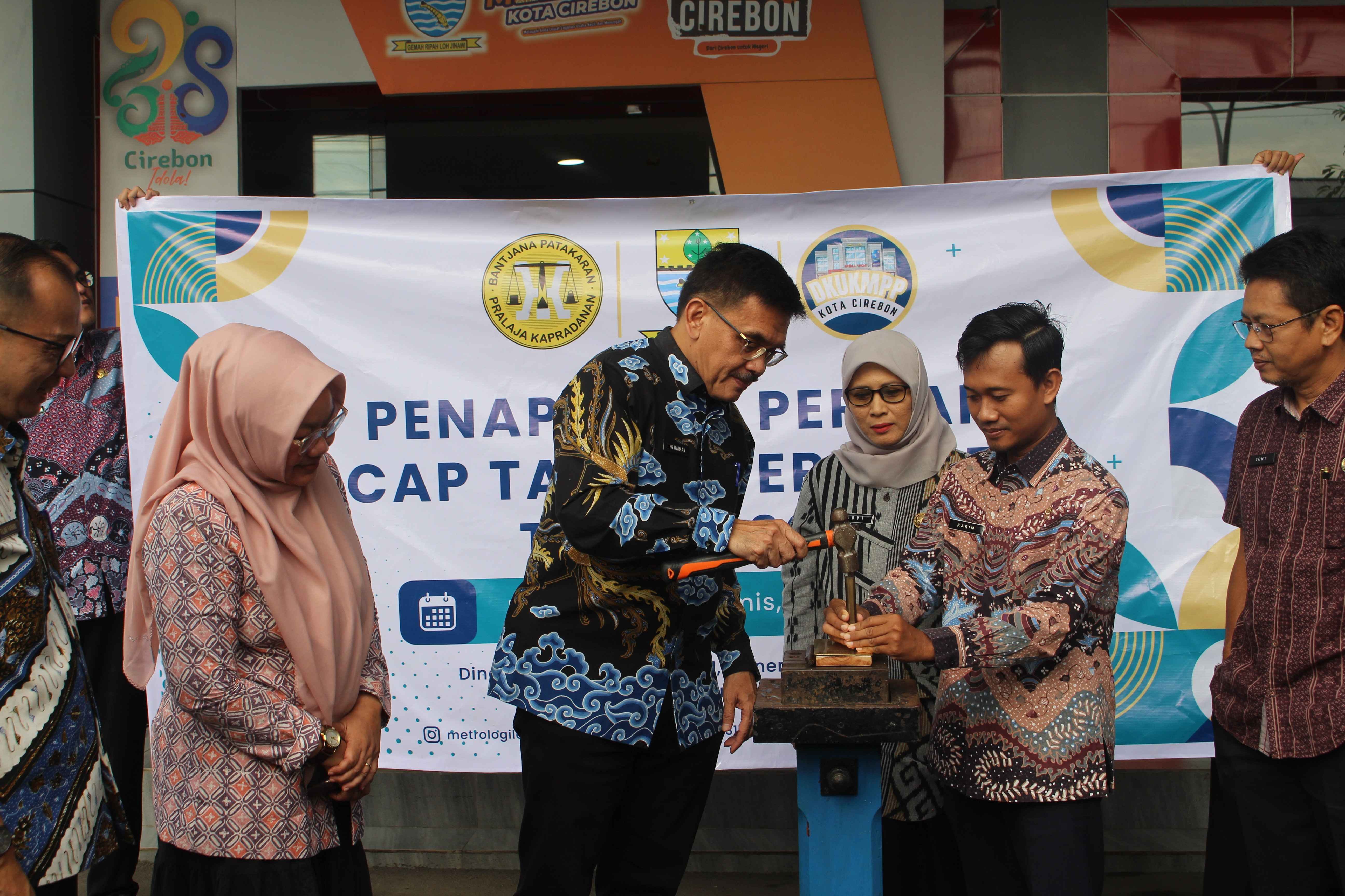 Penapakan Perdana Cap Tanda Tera Tahun 2026, DKUKMPP Kota Cirebon Tegaskan Komitmen Perkuat Perlindungan Konsumen
