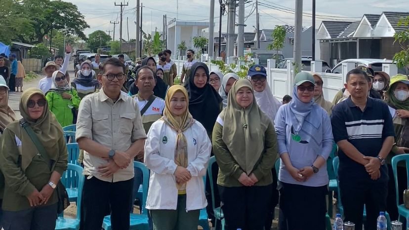 AKSI BERSIH SAMPAH DAN PENANAMAN POHON DI PESISIR PANTAI SEKITAR TPS3R KELURAHAN KEBONBARU