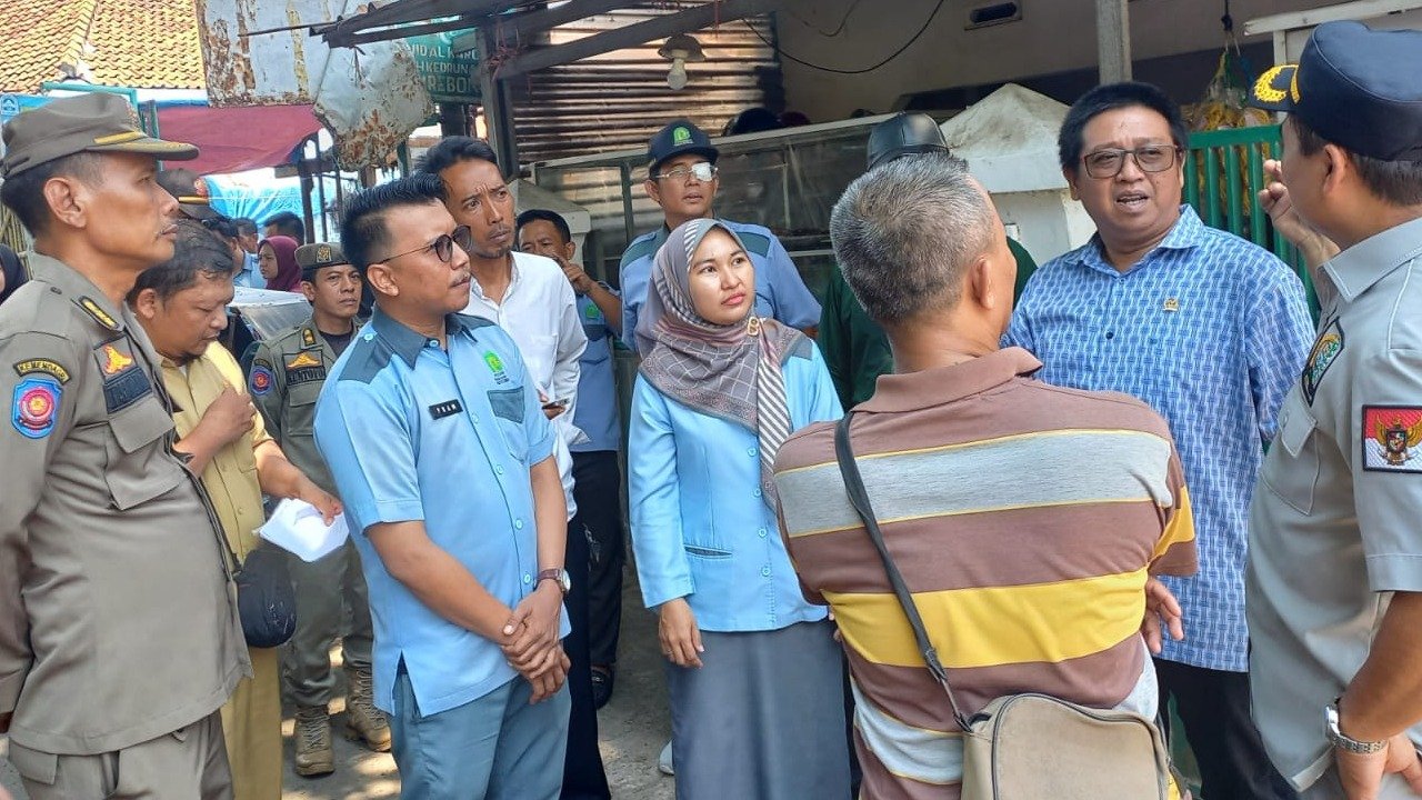 Satpol PP Dampingi Ketua Komisi II DPRD Kota Cirebon Tinjau Kondisi Pasar Tradisional